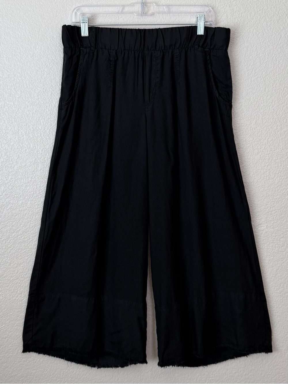 Cloth & Stone 100% Tencel Black Raw Hem Pull-On Cropped Pants, Sz Medium